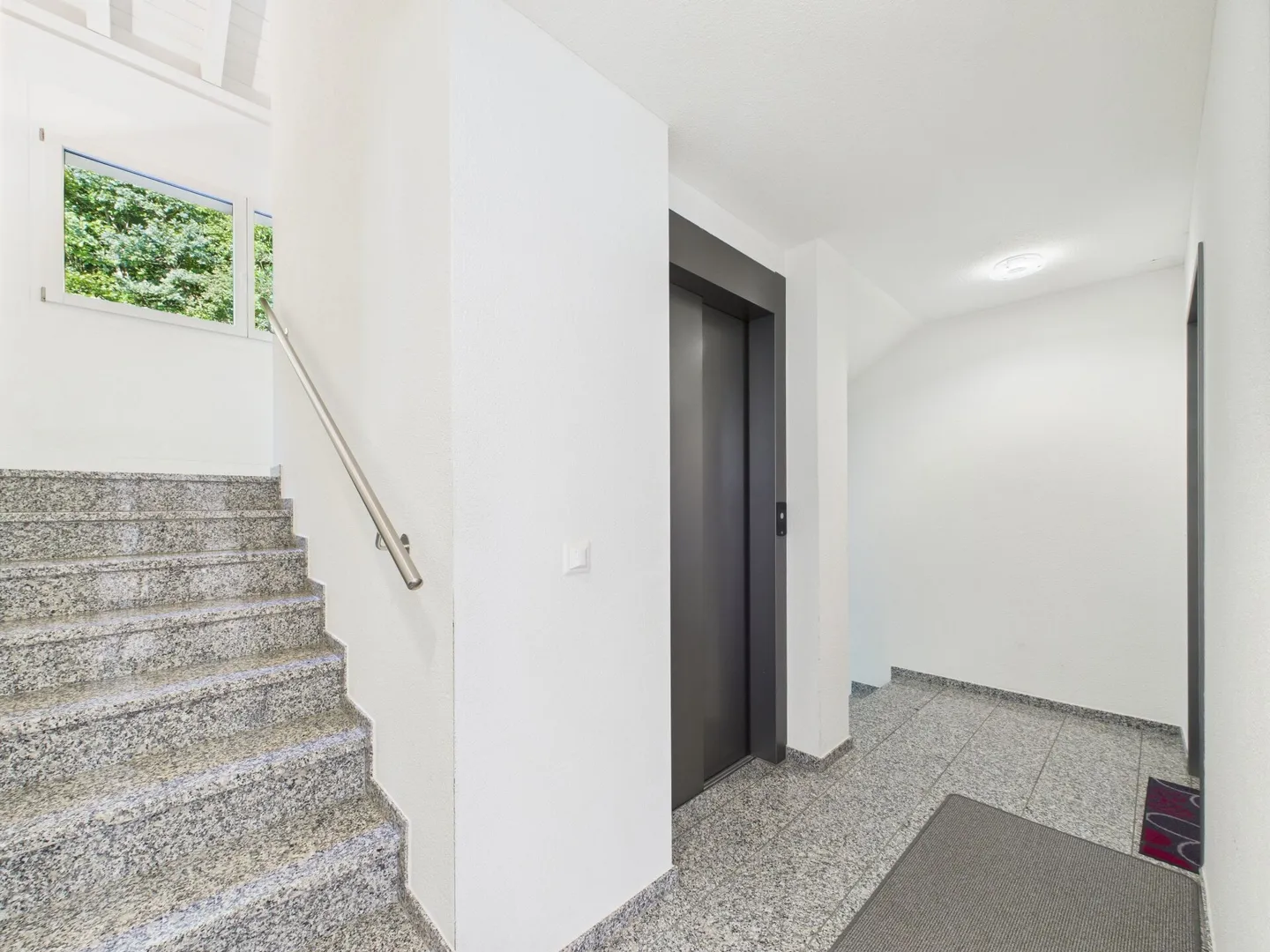 4.5 Zimmerwohnung mit Berg- und Seesicht mit Hobbyraum und Tiefgaragenplatz - Foto 14 von 17