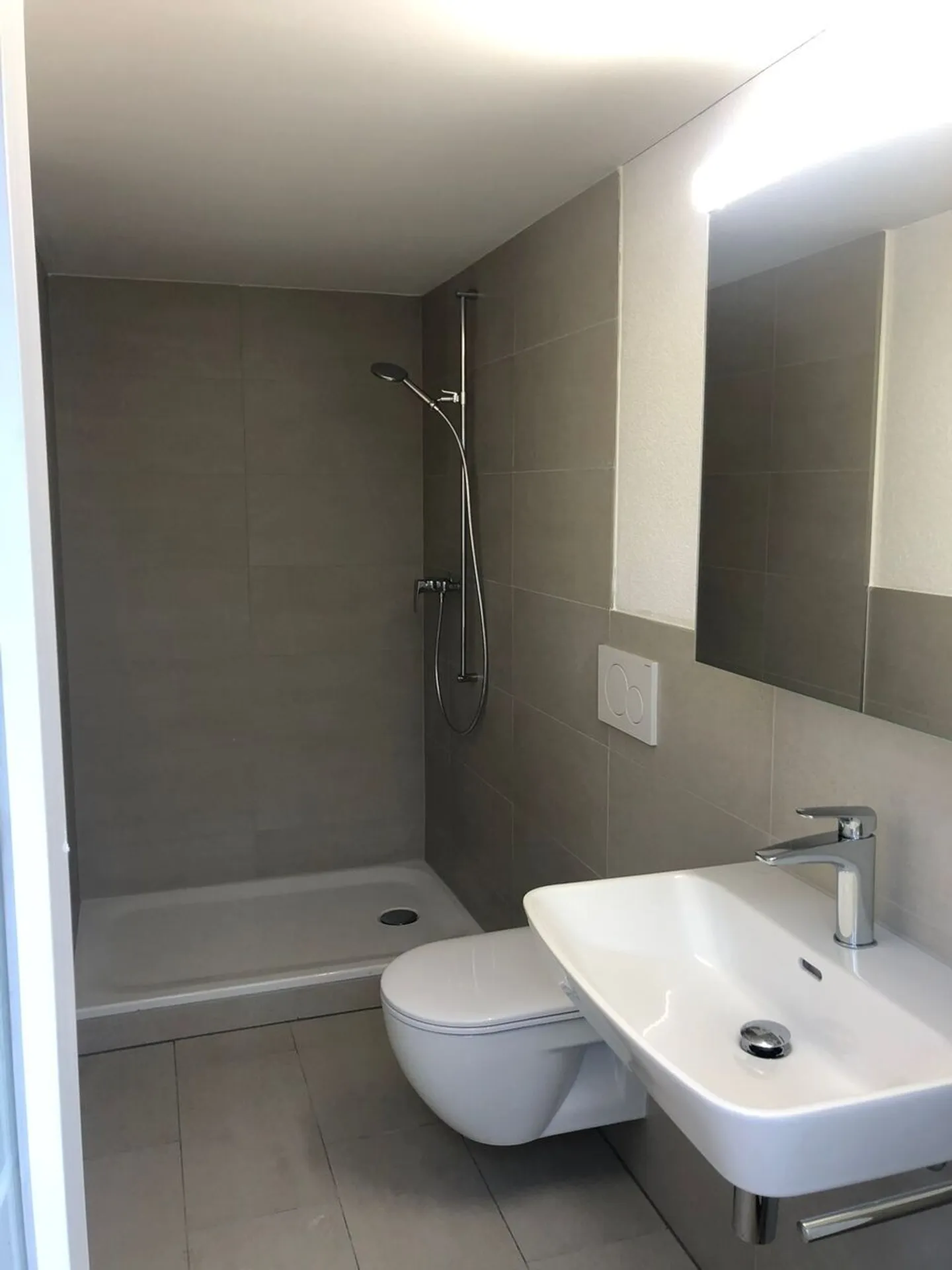 Spacious, modern apartment - Photo 4 of 5