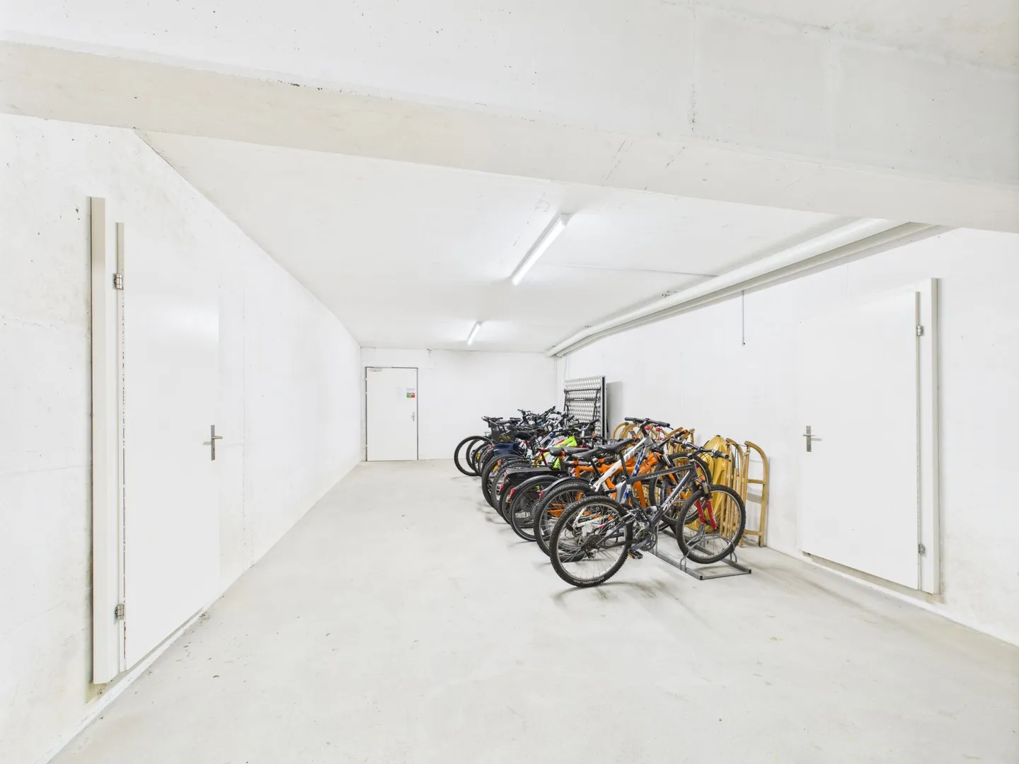 4.5 Zimmerwohnung mit Berg- und Seesicht mit Hobbyraum und Tiefgaragenplatz - Foto 15 von 17