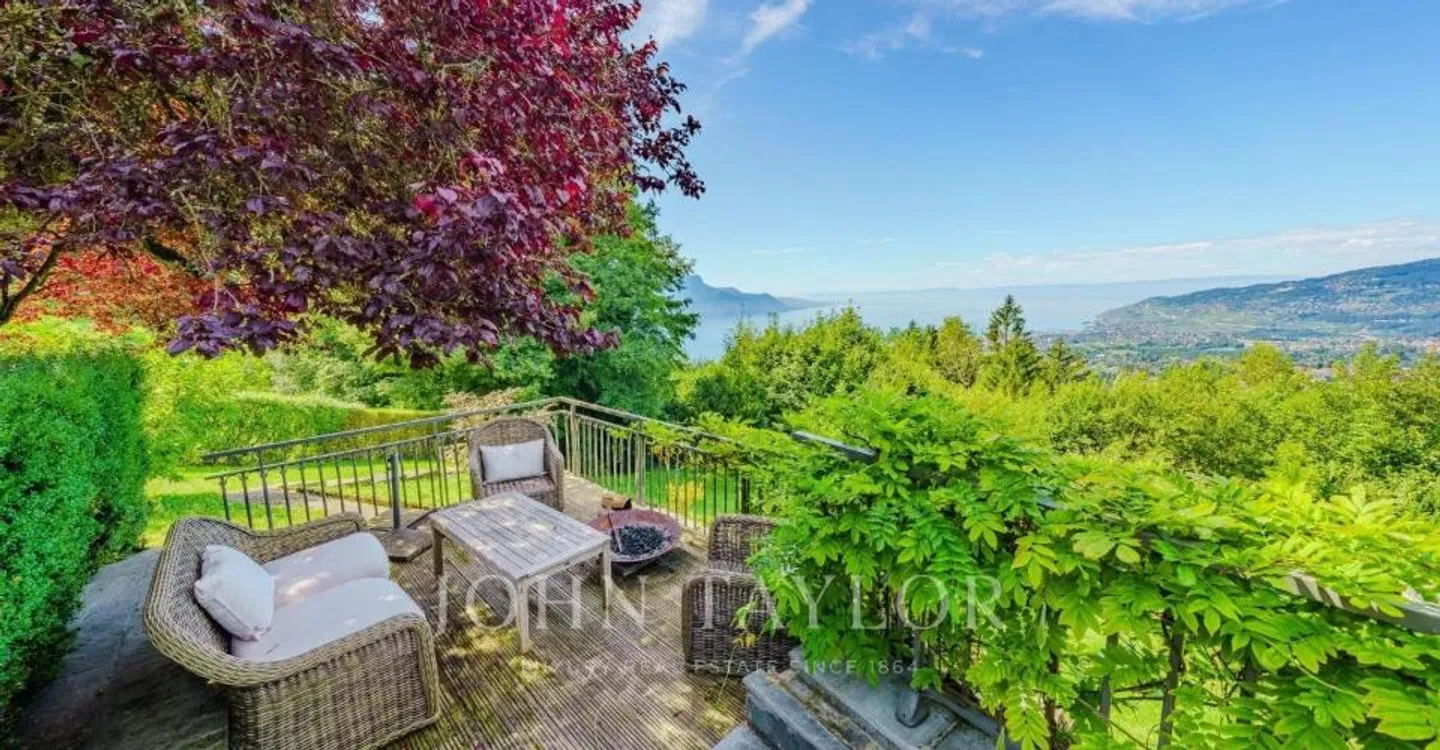 Charming Villa with Lake View - Photo 4 of 12
