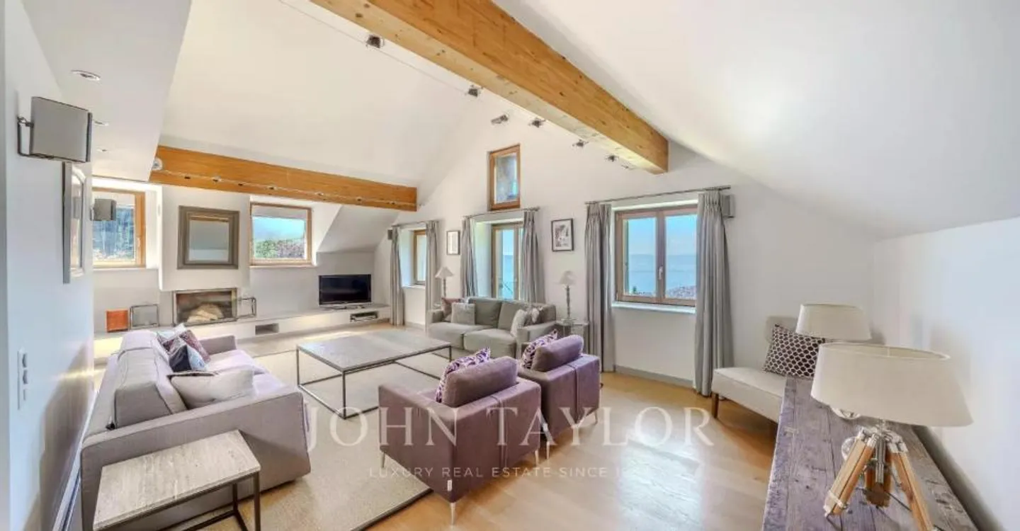 Charming Villa with Lake View - Photo 5 of 12