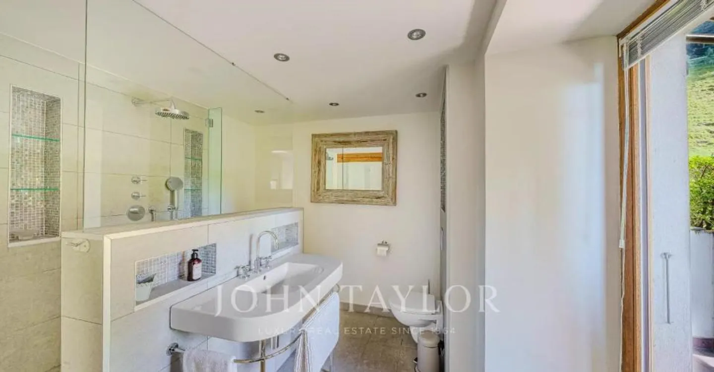 Charming Villa with Lake View - Photo 10 of 12
