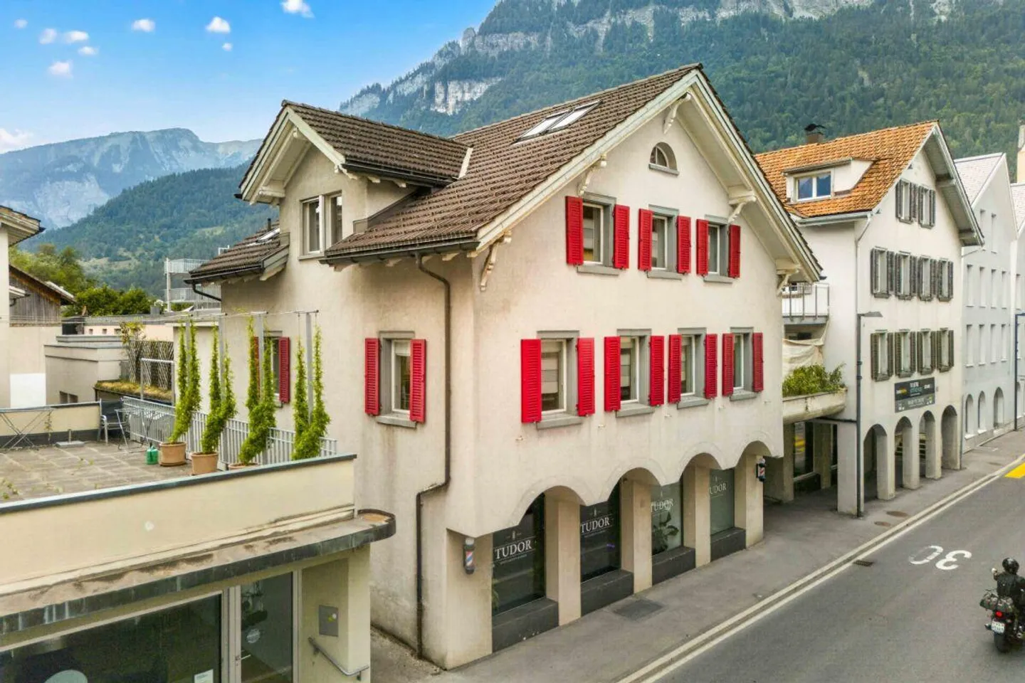 Two apartments under one roof - buy together, use individually - Photo 2 of 14