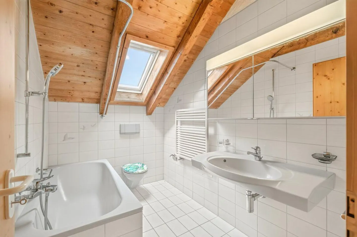 Two apartments under one roof - buy together, use individually - Photo 8 of 14