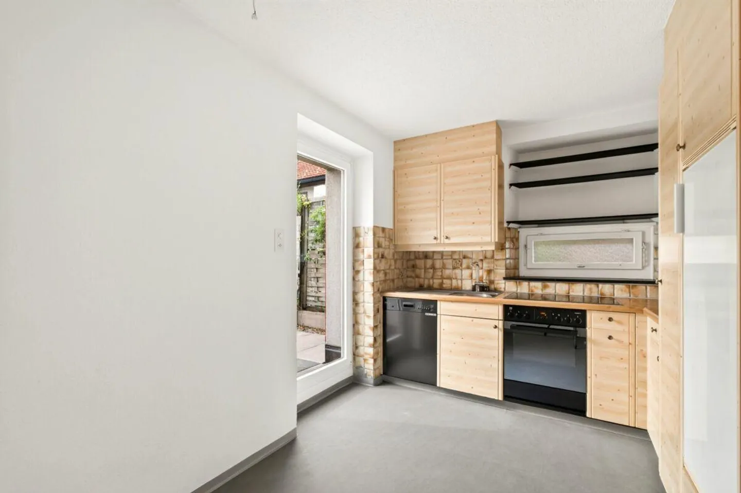 Two apartments under one roof - buy together, use individually - Photo 11 of 14