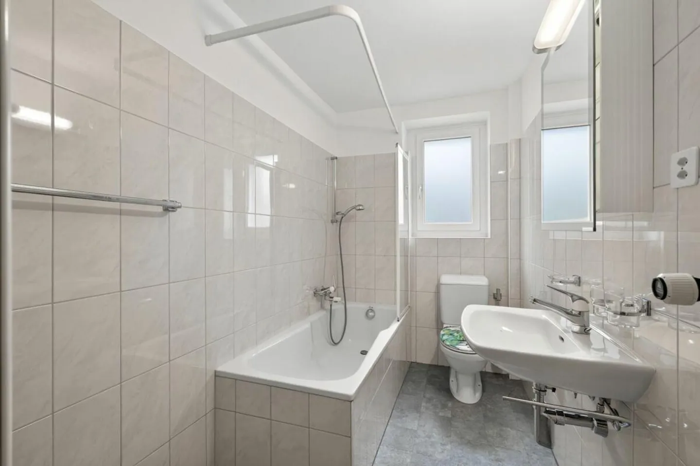 Two apartments under one roof - buy together, use individually - Photo 13 of 14