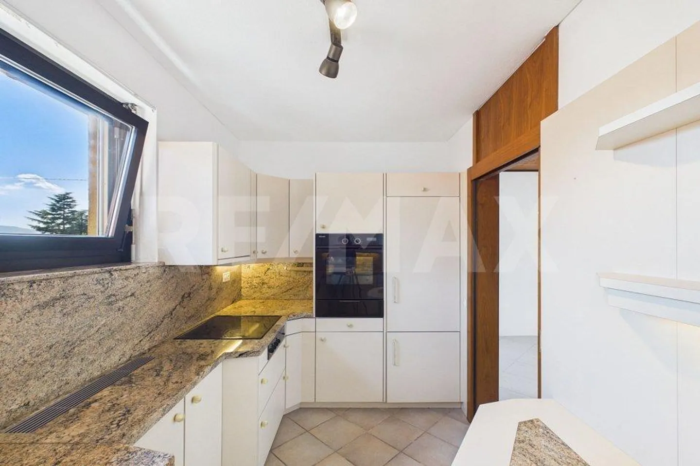 The comfort of an apartment, the space of a house - Photo 12 of 13