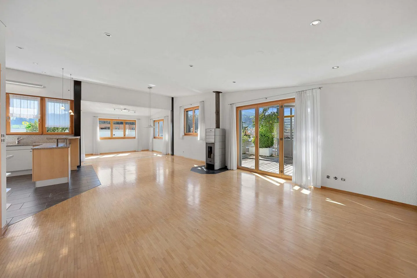 Geräumige Wohnung mit Terrasse - Foto 2 von 13