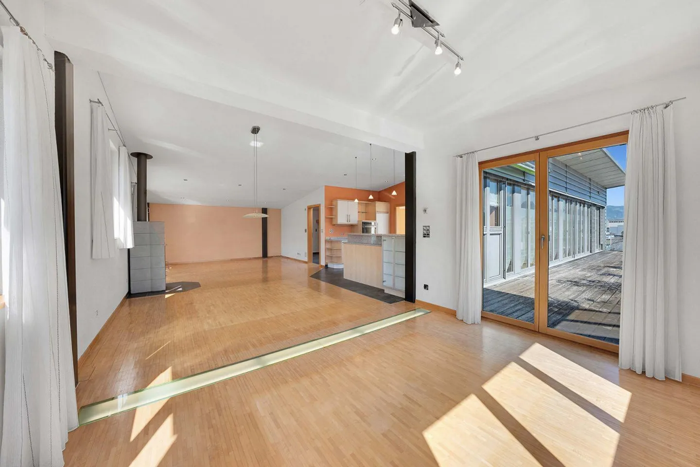 Geräumige Wohnung mit Terrasse - Foto 4 von 13