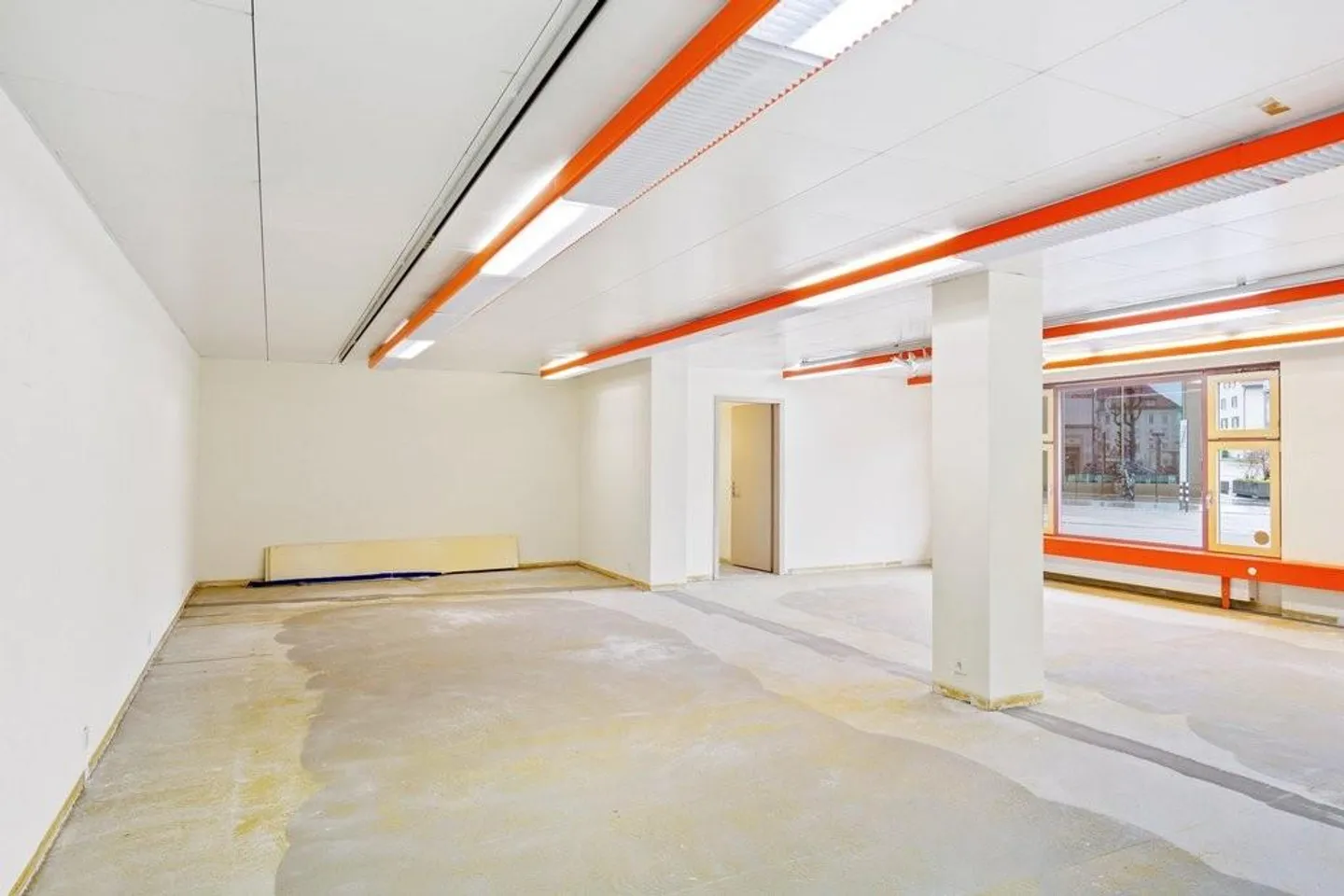 Versatile commercial space with shop window front in a good location - Photo 3 of 7