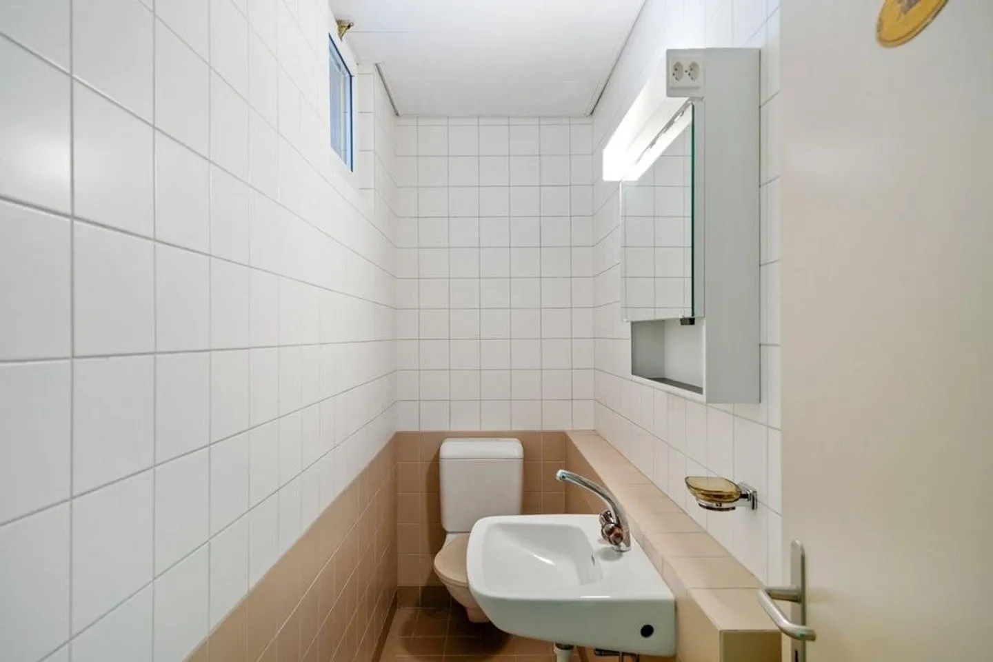 Versatile commercial space with shop window front in a good location - Photo 4 of 7