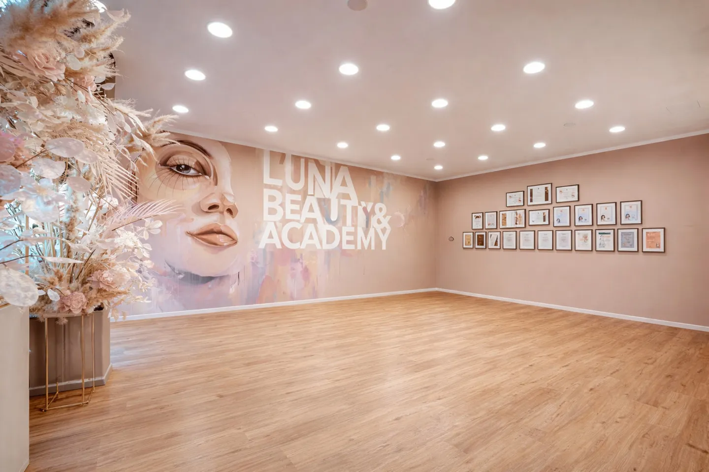 Studio commerciale pronto all'uso con finiture interne di alta qualità - Foto 1 di 8