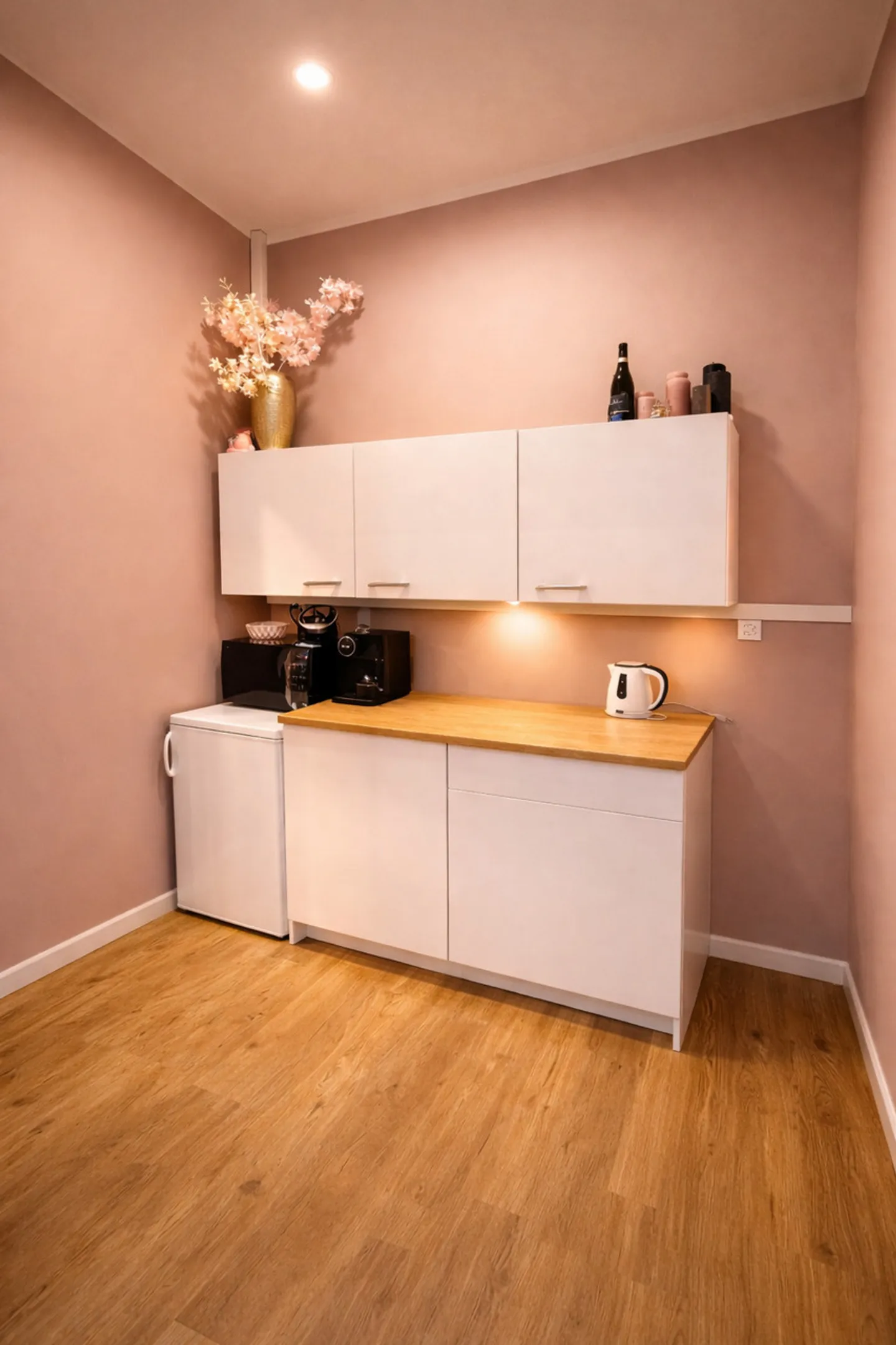 Studio commerciale pronto all'uso con finiture interne di alta qualità - Foto 7 di 8