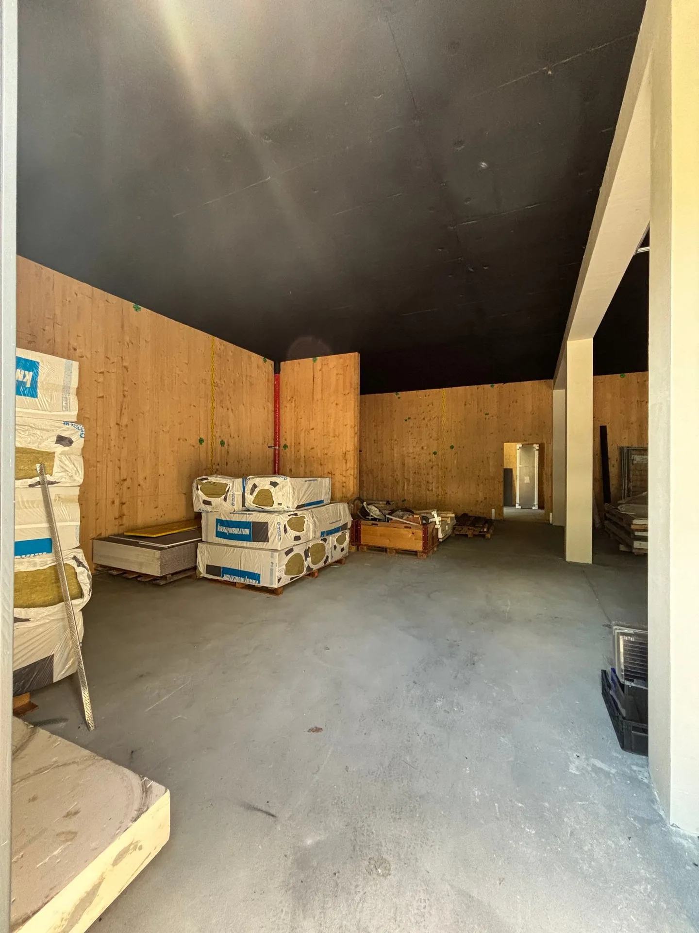 Posizione commerciale unica con magazzino a Cama - Foto 3 di 6