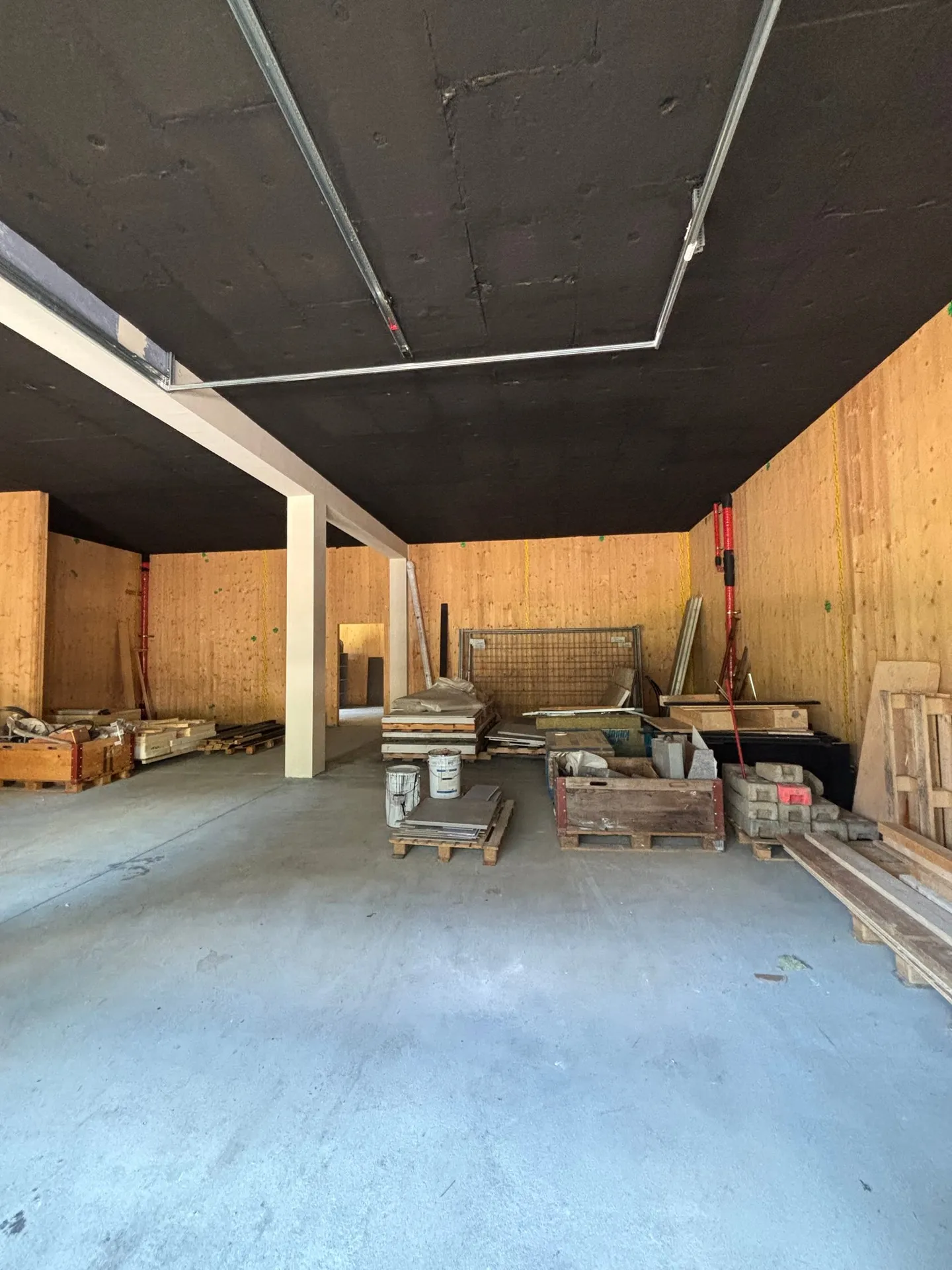 Posizione commerciale unica con magazzino a Cama - Foto 4 di 6