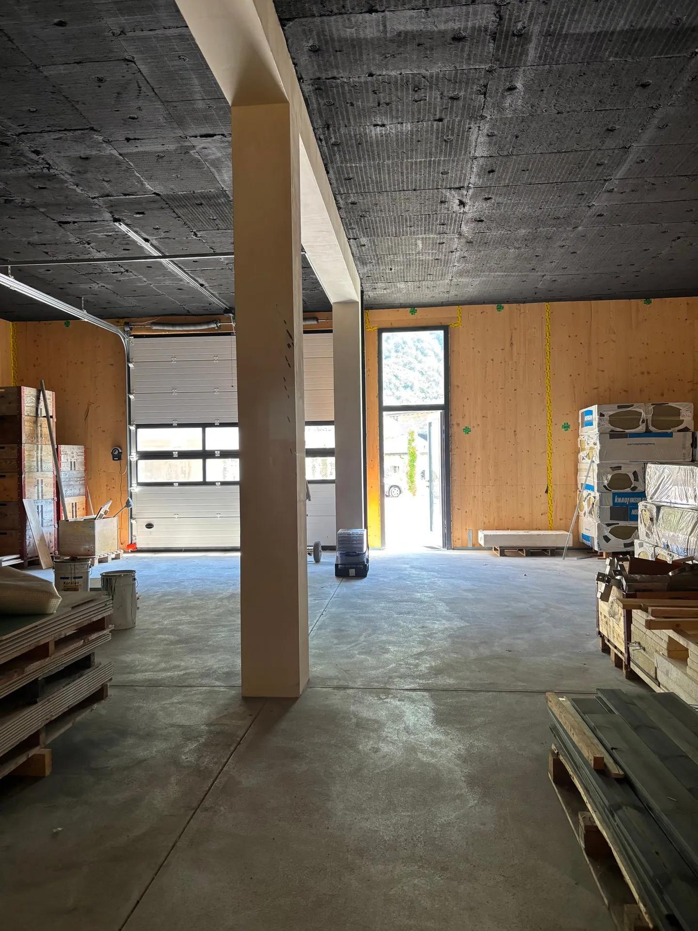 Posizione commerciale unica con magazzino a Cama - Foto 6 di 6