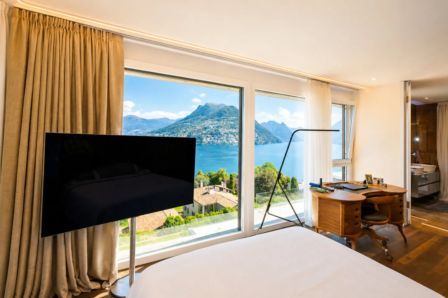 Luxury Furnished Apartment with Large Terrace and Lake View - Photo 14 of 24