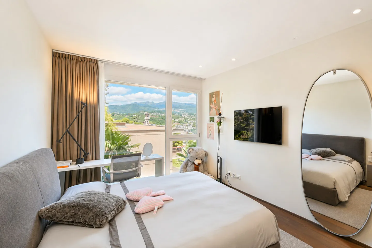 Luxury Furnished Apartment with Large Terrace and Lake View - Photo 18 of 24