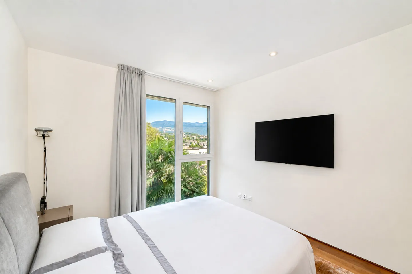 Luxury Furnished Apartment with Large Terrace and Lake View - Photo 20 of 24