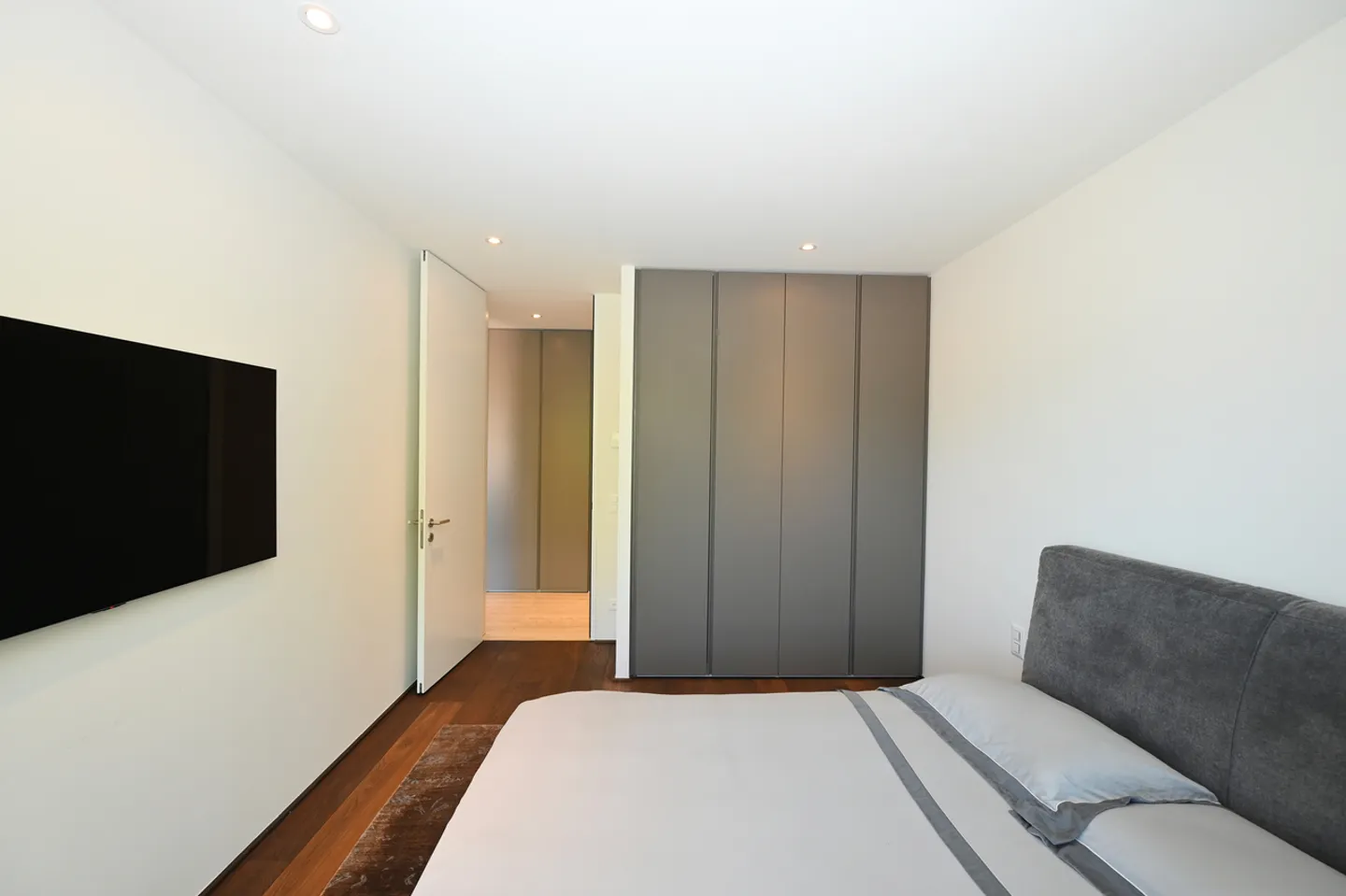 Luxury Furnished Apartment with Large Terrace and Lake View - Photo 21 of 24