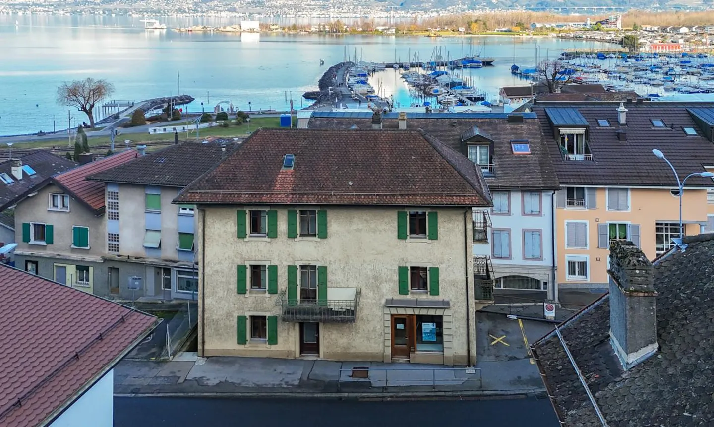 Exclusive: mixed-use building on the main street - Photo 2 of 13