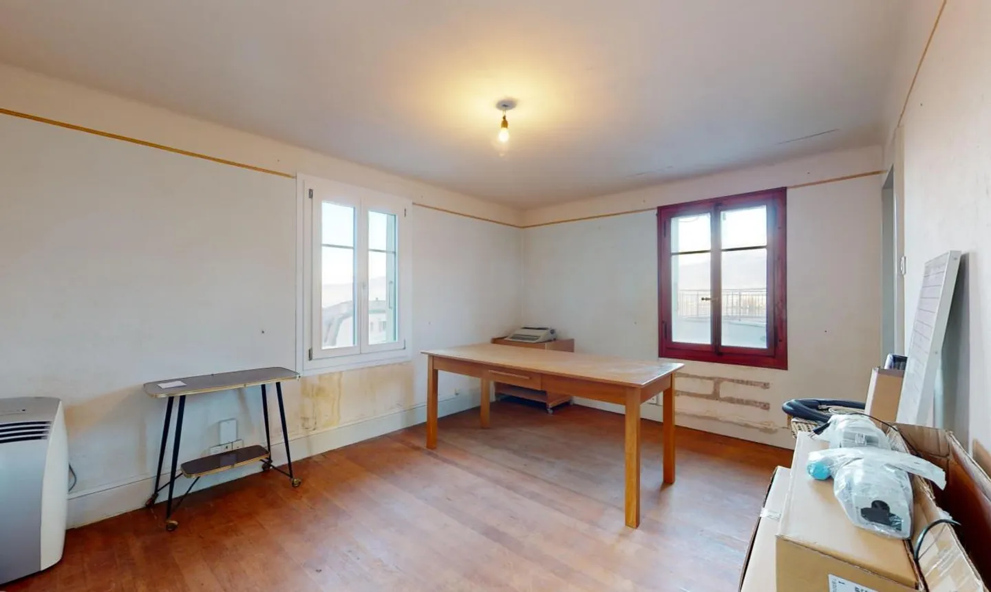 Exclusive: mixed-use building on the main street - Photo 9 of 13