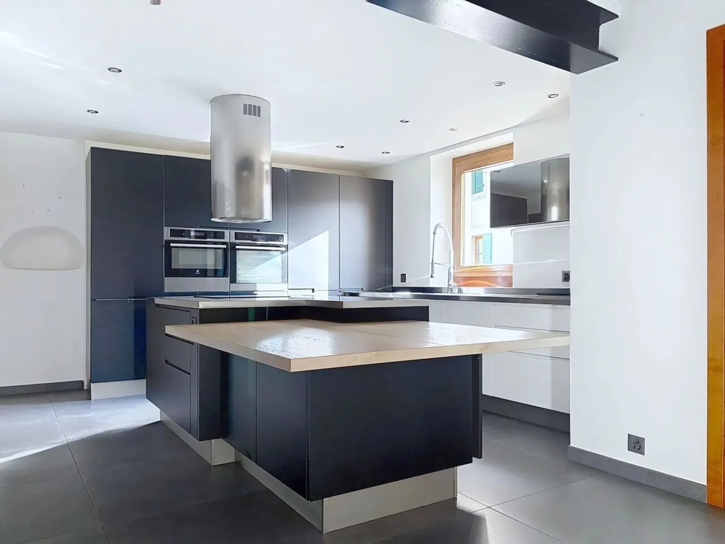 Stunning renovated village house in Aire-la-Ville - Photo 8 of 10