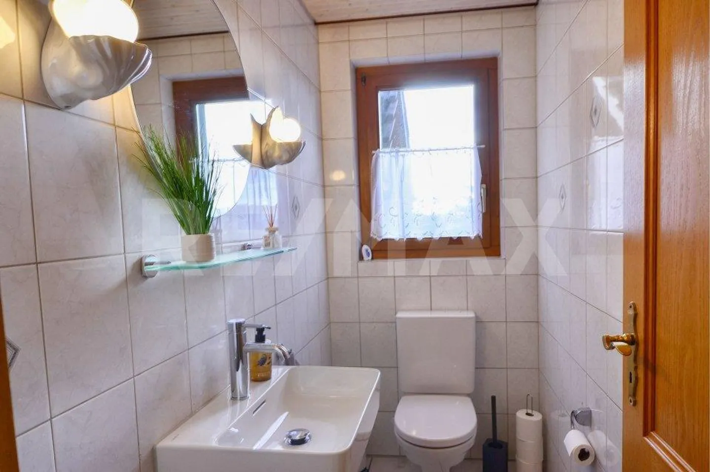 Spacious Single-Family Home in a Quiet Hillside Location - Ideal for Families - Photo 3 of 13