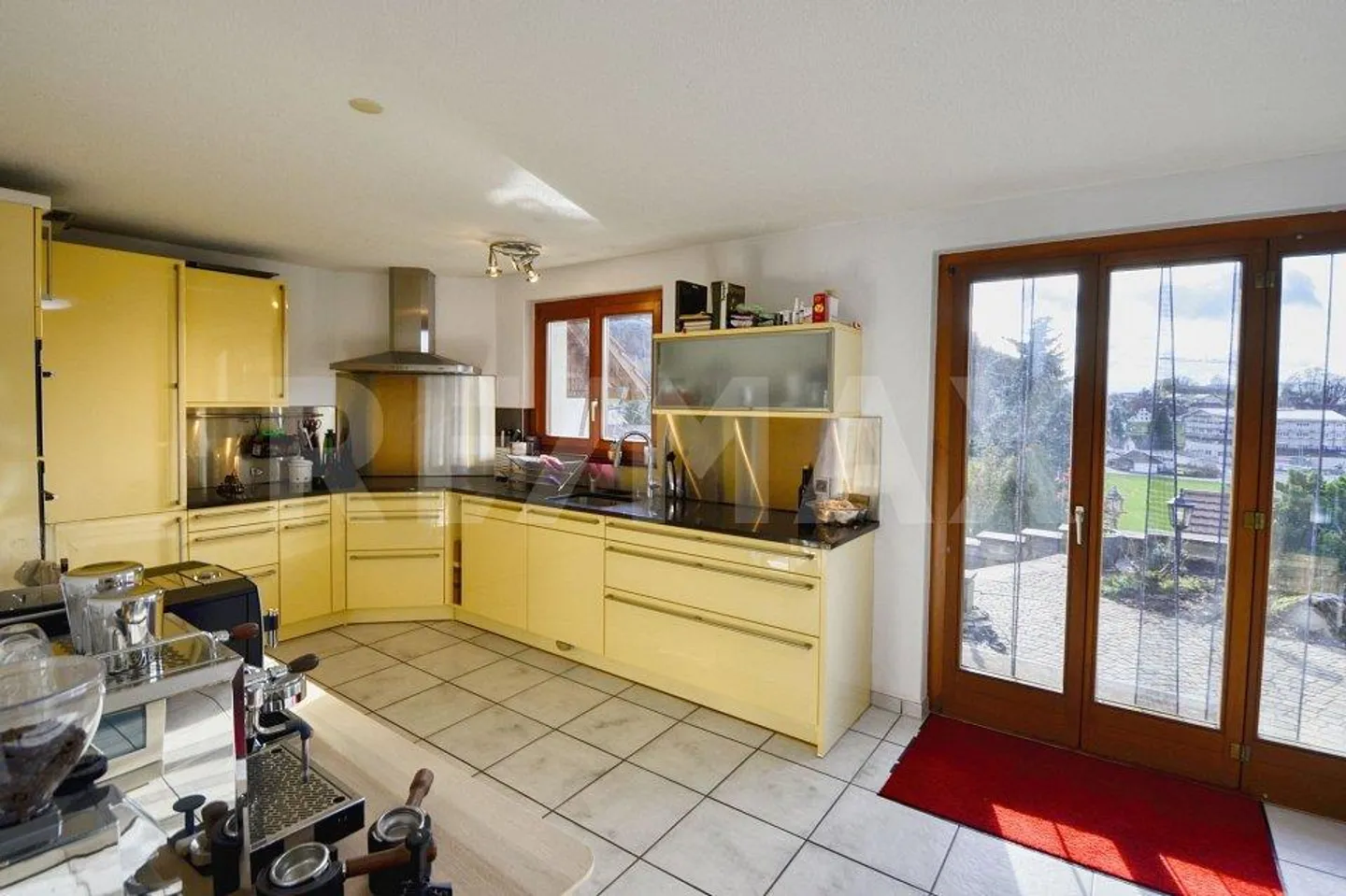 Spacious Single-Family Home in a Quiet Hillside Location - Ideal for Families - Photo 4 of 13