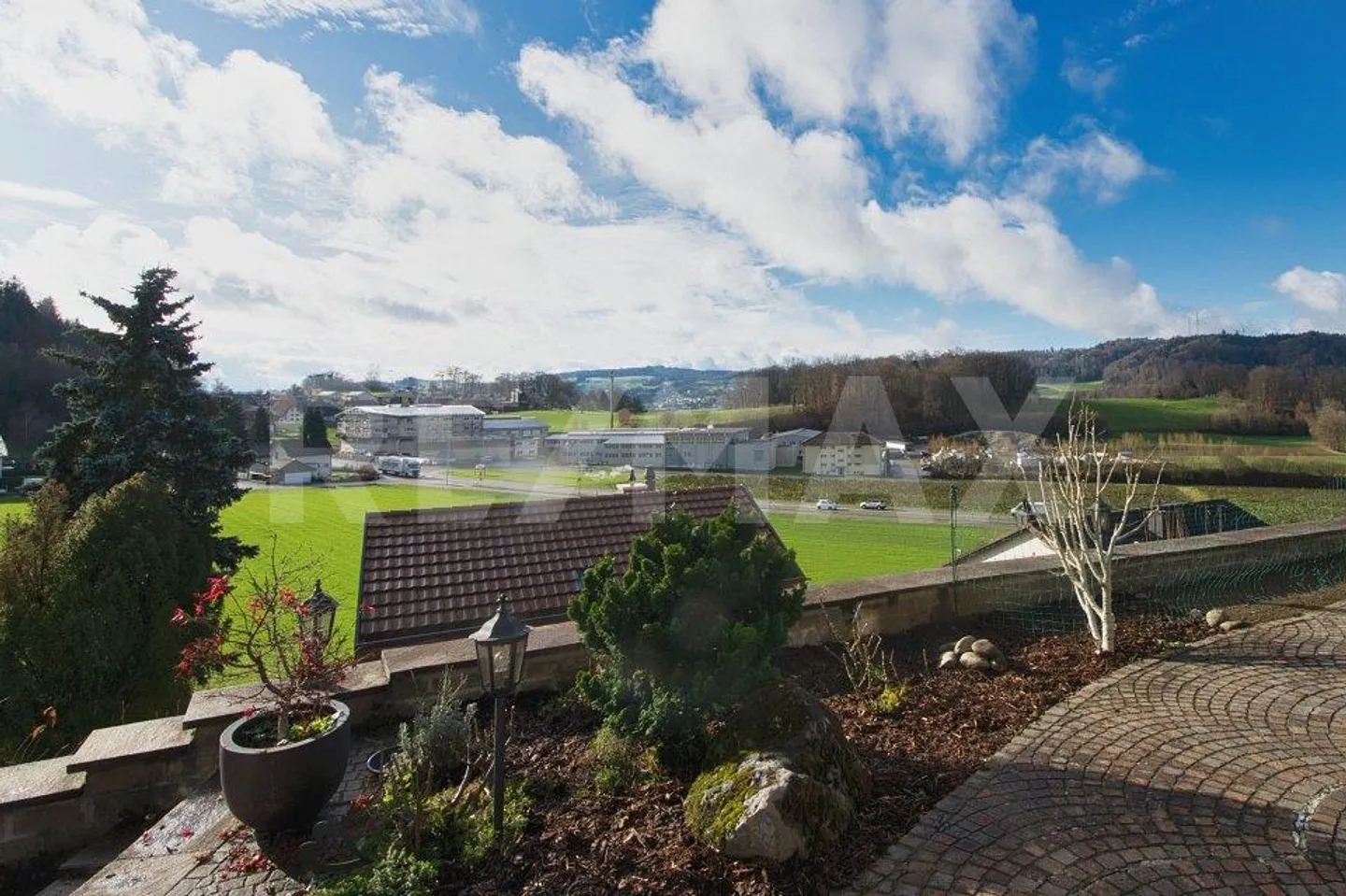 Spacious Single-Family Home in a Quiet Hillside Location - Ideal for Families - Photo 12 of 13