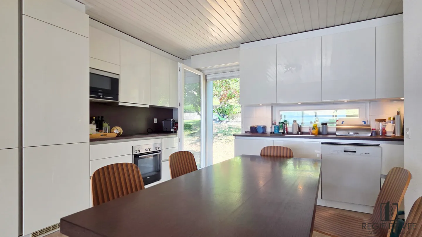 Exceptional apartment with panoramic view of the lake - Photo 5 of 15