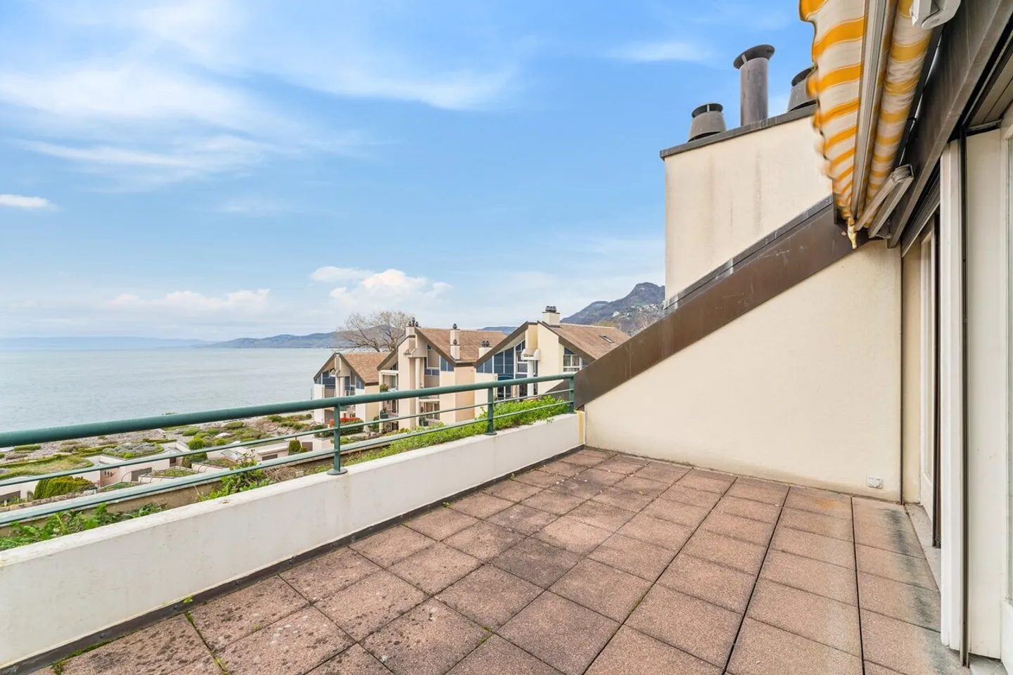 Magnificent duplex, feet in the water in Villeneuve - Photo 2 of 13