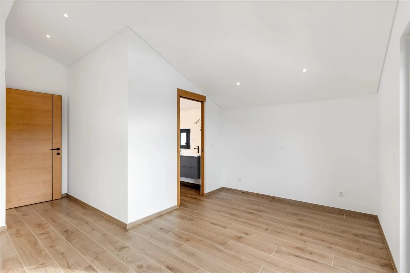 Contemporary elegance in Lens with a spectacular mountain panorama - Photo 10 of 13