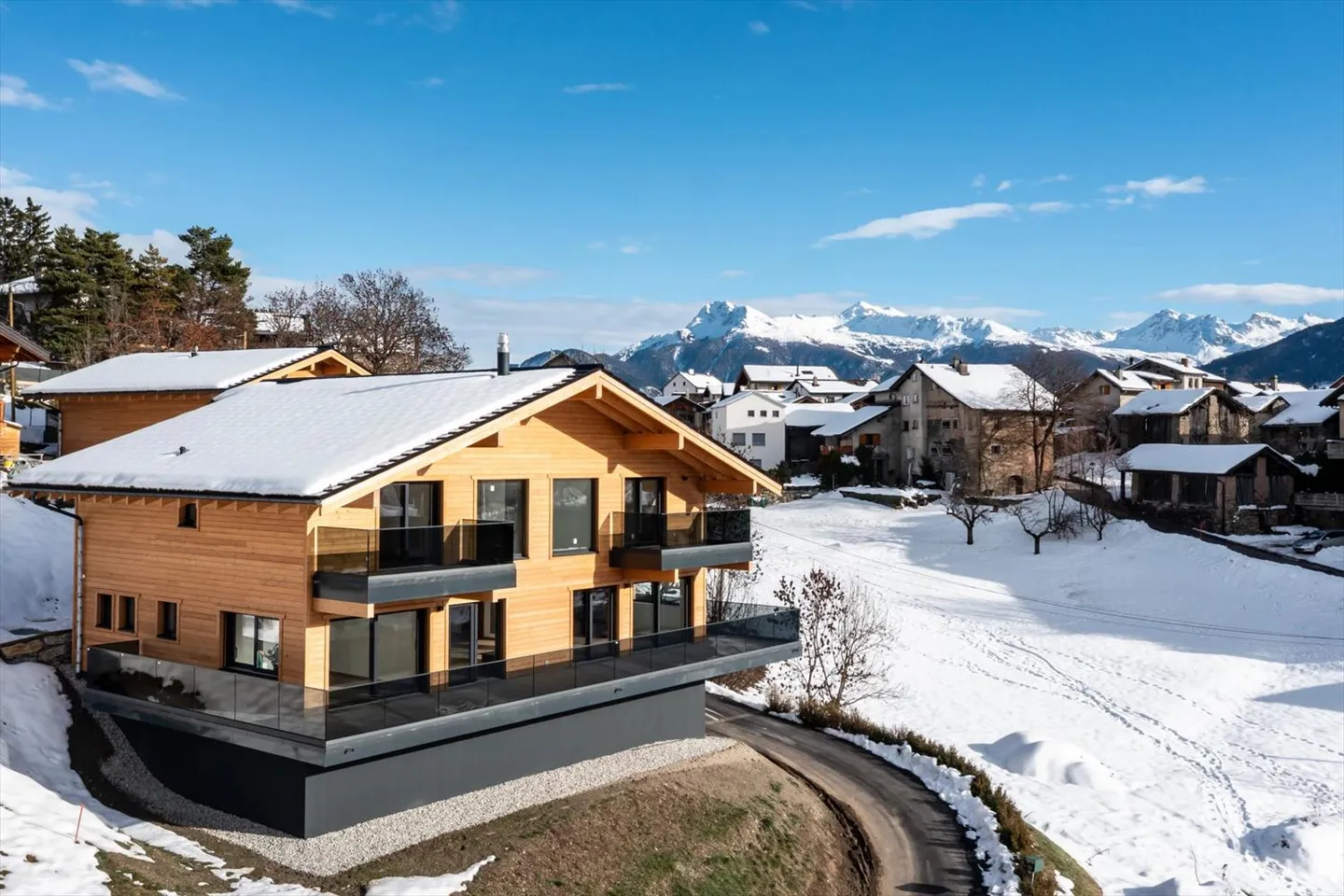 Contemporary elegance in Lens with a spectacular mountain panorama - Photo 2 of 13
