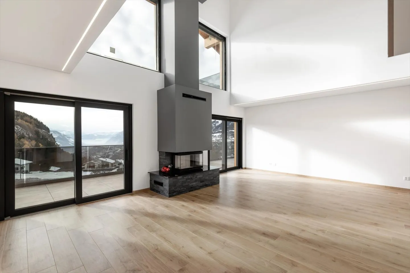 Contemporary elegance in Lens with a spectacular mountain panorama - Photo 3 of 13