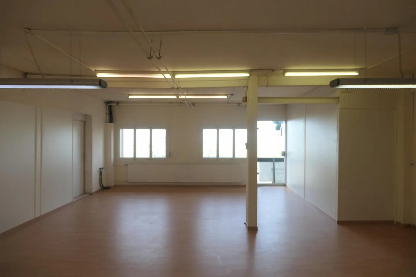 Espace commercial avec options de stationnement - Photo 2 sur 5