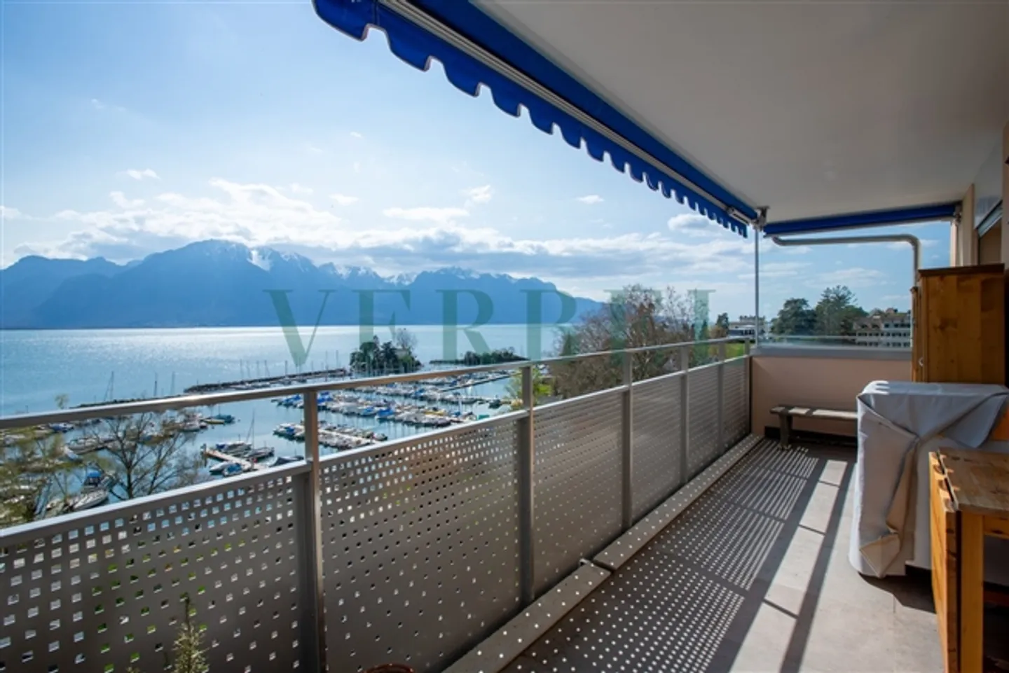 Appartement lumineux de 3,5 pièces au 9ème étage avec vue sur le lac Léman - Photo 1 sur 7