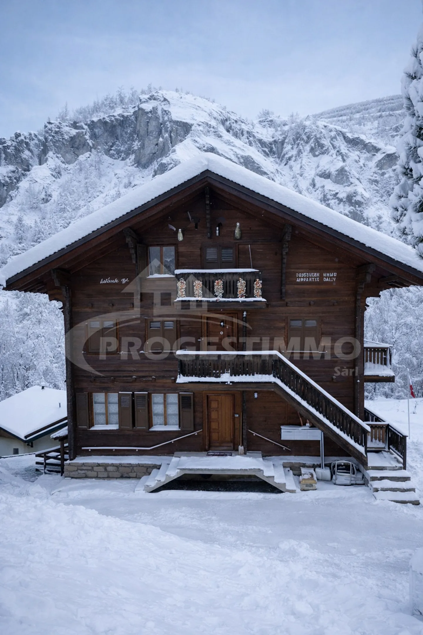 3.5-ZIMMER-WOHNUNG INMITTEN DER BERGE - Foto 2 von 9