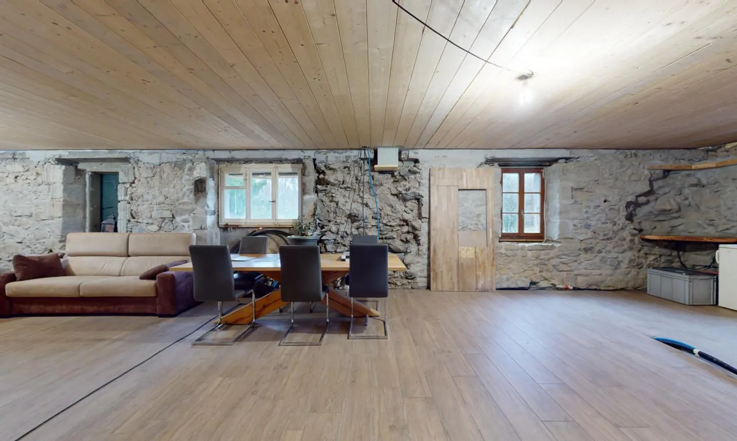 A property with multiple possibilities! - Photo 4 of 13