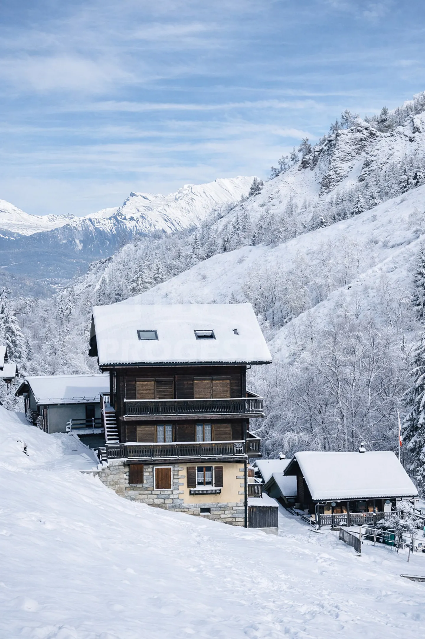 3.5-ZIMMER-WOHNUNG INMITTEN DER BERGE - Foto 1 von 9