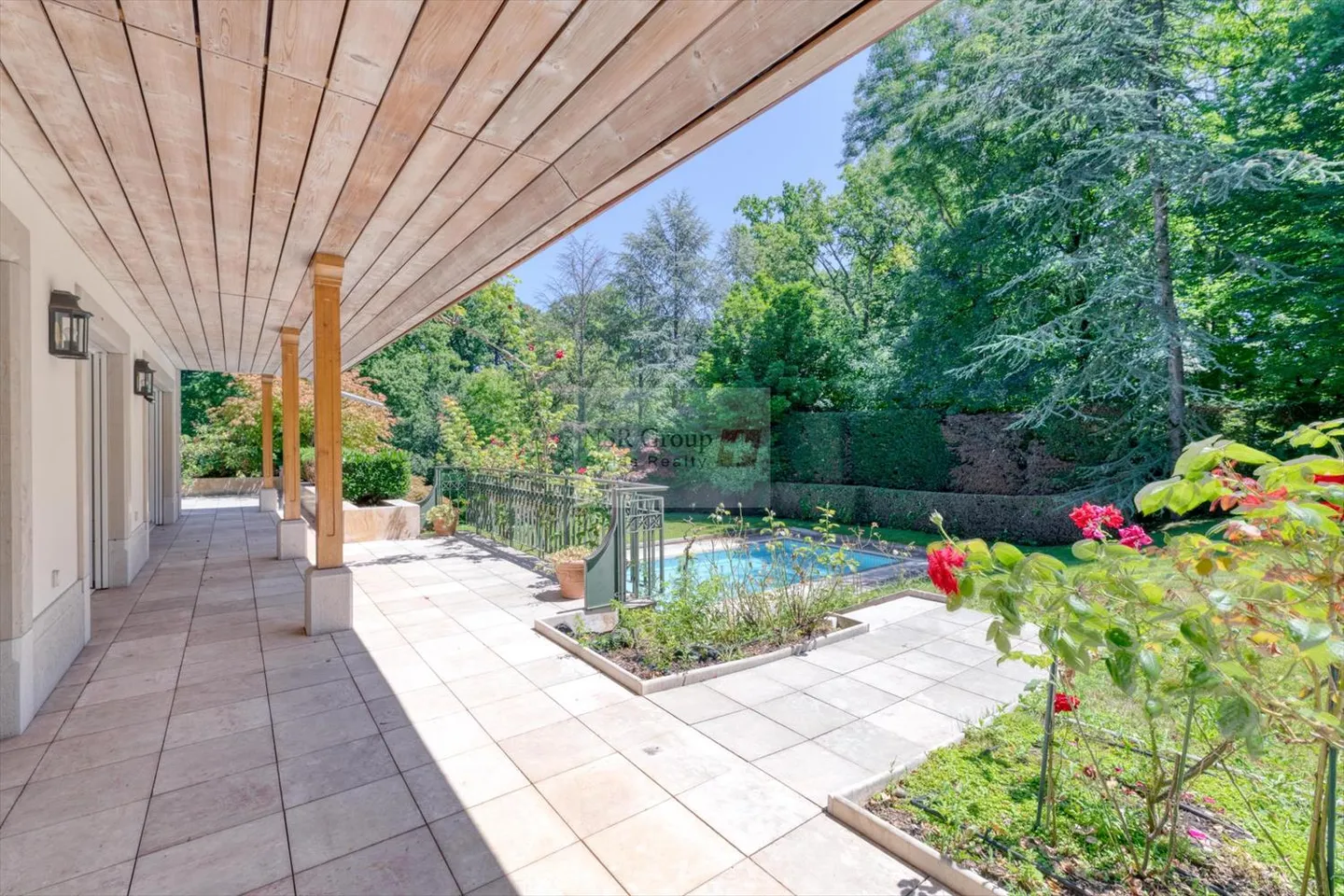 Luxurious property with character in an exceptional environment - Photo 2 of 11