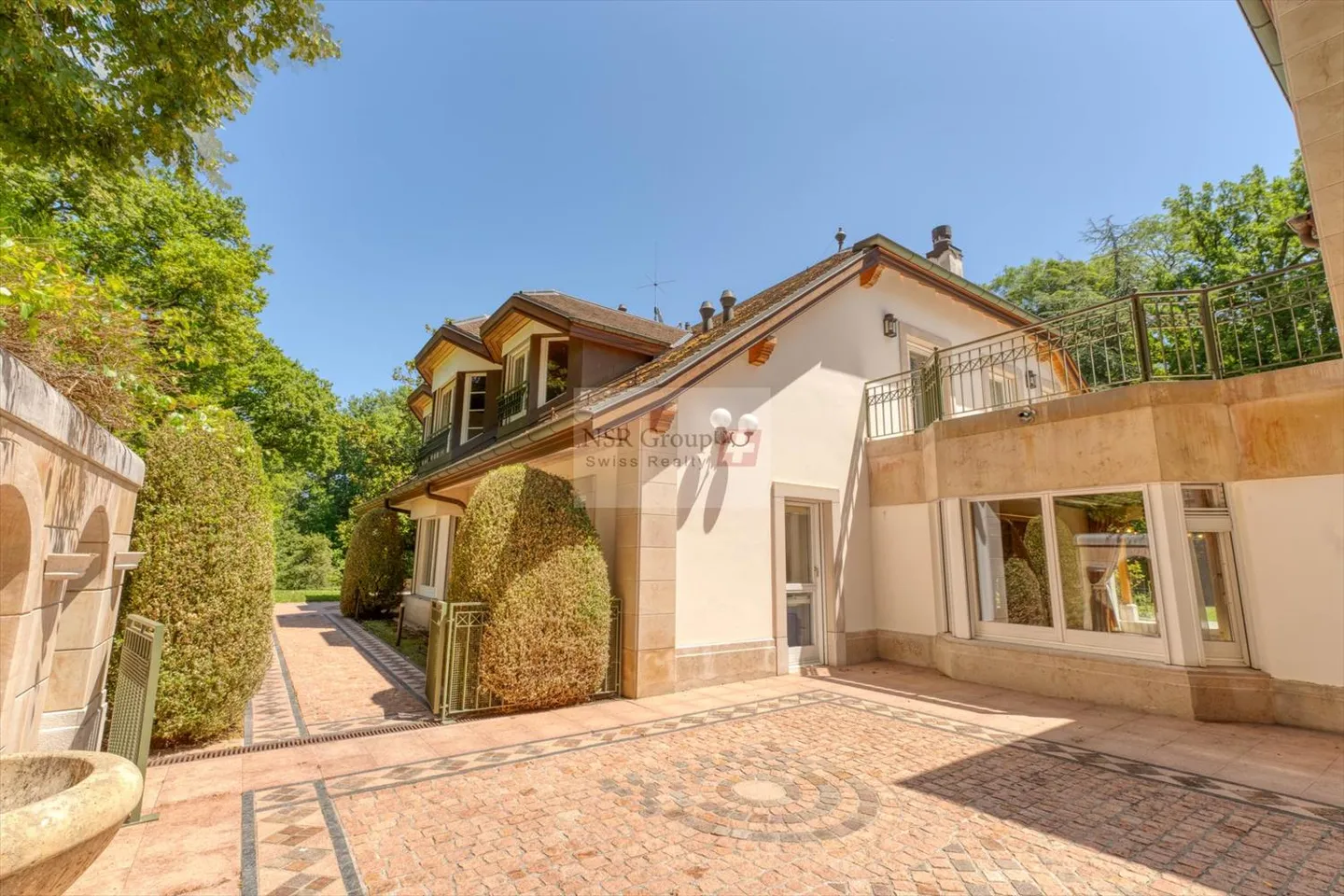 Luxurious property with character in an exceptional environment - Photo 3 of 11