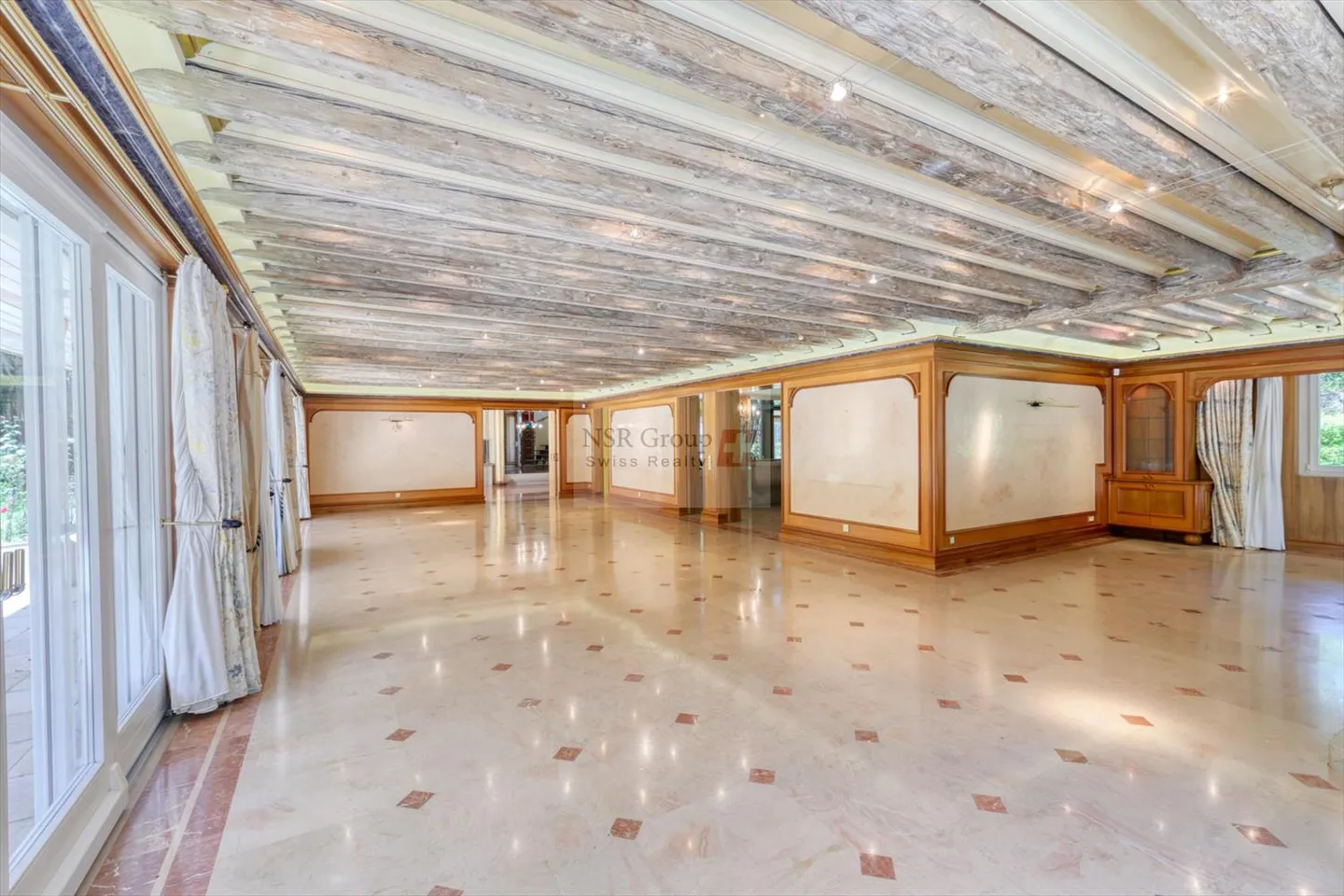 Luxurious property with character in an exceptional environment - Photo 4 of 11