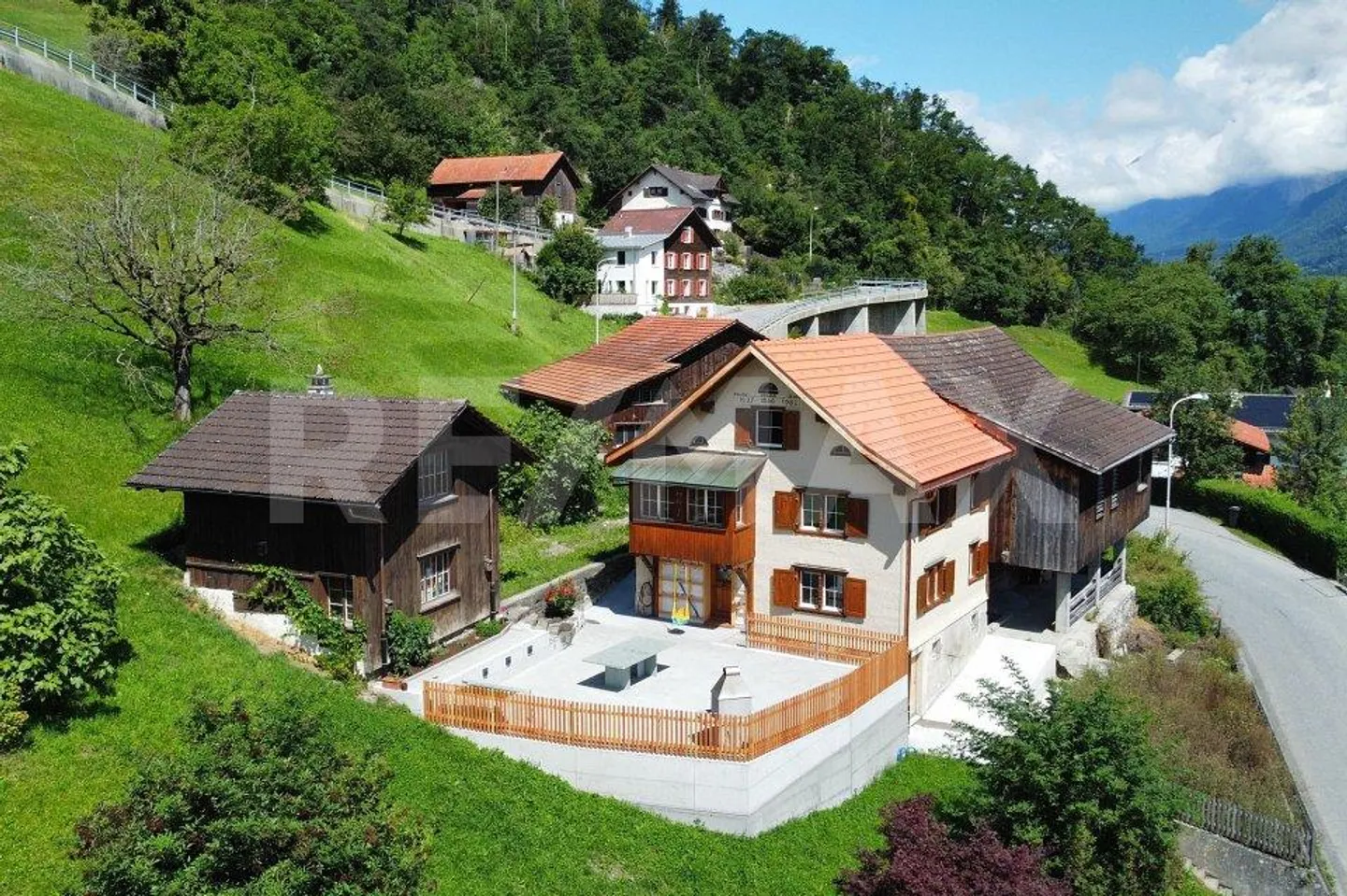 Opportunité unique à Mastrils – Terrain spacieux de 1781m² avec un potentiel polyvalent - Photo 1 sur 12