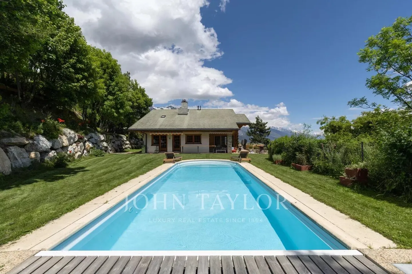 Rental for a fortnight - month: Chalet with pool - Photo 1 of 11