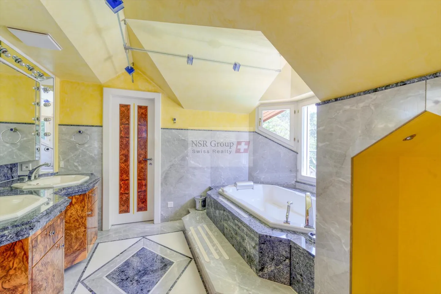 Luxurious property with character in an exceptional environment - Photo 8 of 11