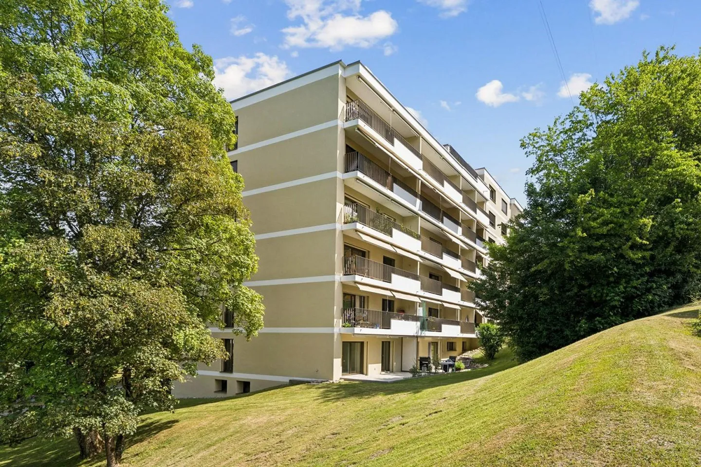 3.5-room apartment with sunny balcony and green views - Photo 1 of 10