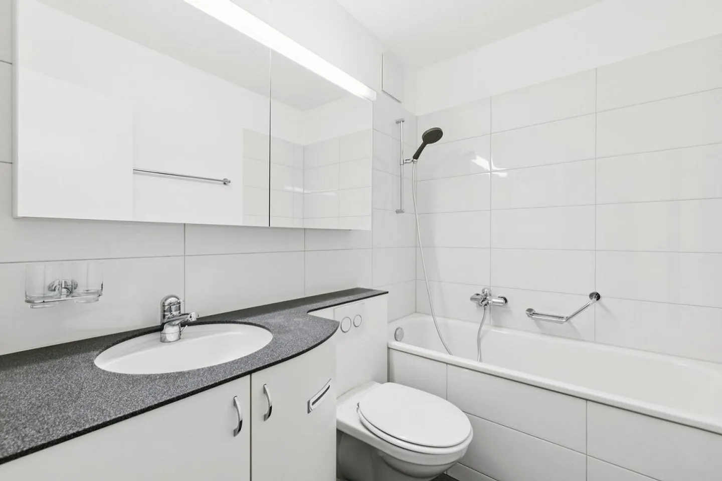 3.5-room apartment with sunny balcony and green views - Photo 7 of 10
