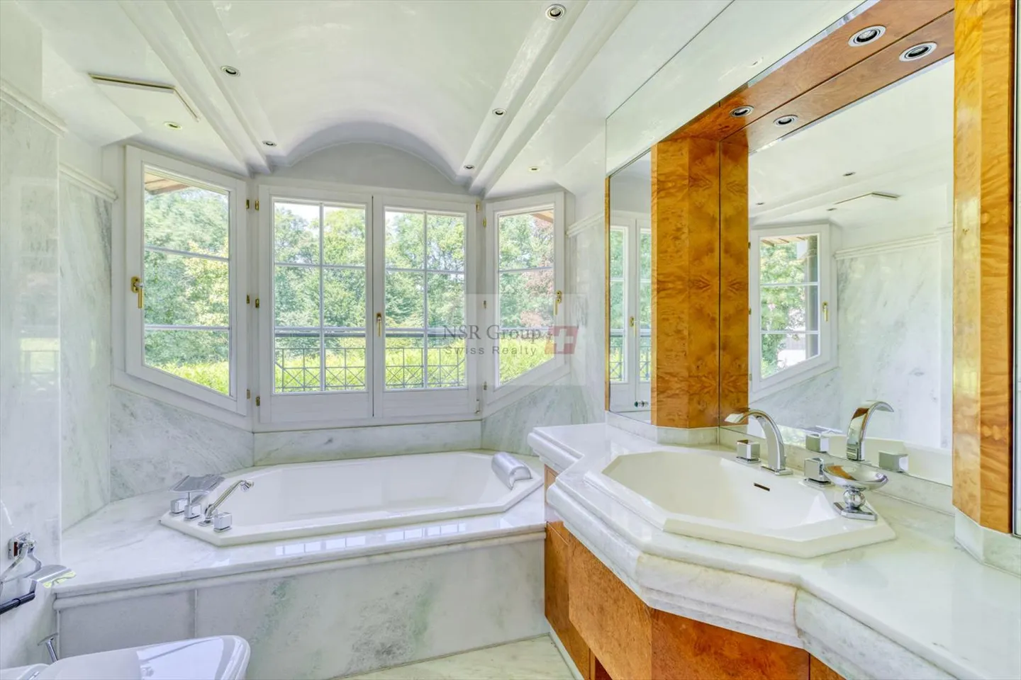 Luxurious property with character in an exceptional environment - Photo 10 of 11