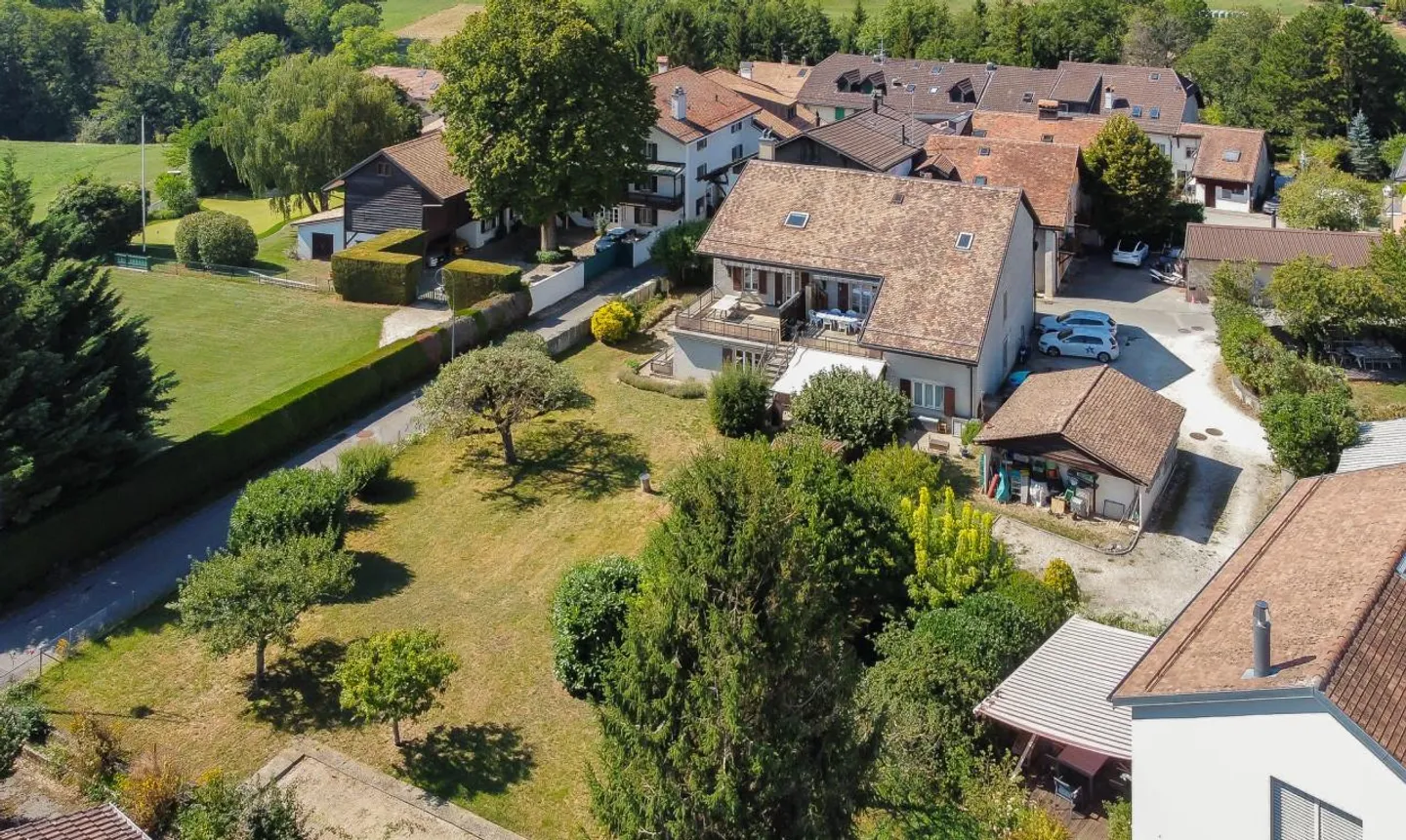 Exclusive opportunity in Arzier-le-Muids for investors or developers - Photo 1 of 13